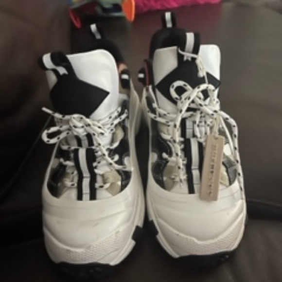 Burberry Arthur Icon Stripe Low-Top Sneakers - Picture 3 of 5